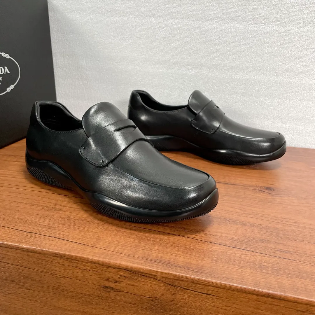 💰720 Code: YS003342 Prada/Prada men's new leather sneakers. These sneakers are made of imported calf leather and have a classic penny loafer upper design style, inspired by classic aesthetic concepts. Equipped with 3.5cm iconic red label lightweight elastic rubber soles, fabric and cowhide mixed lining, and silk-printed logo cowhide foot pads. The style is versatile and durable, comfortable and breathable, and comes with a full set of original packaging dust bags! Size: 39-40-41-42-43-44 Standard leather shoe size (45 can be customized but returns and exchanges are not supported) Item number: 4D3612 Black